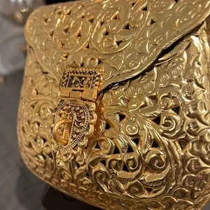 กระเป๋าคลัทช์ทรงสี่เหลี่ยมทองเหลืองทำมือ งานฝีมือประณีต ลายดอกไม้แกะสลักสไตล์วินเทจ สำหรับผู้หญิง ของชำร่วยงานแต่งงาน ของขวัญเจ้าสาว - Product Image 2