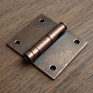 Charnières de porte architecturales en laiton de haute qualité, conçues pour les installations résidentielles et commerciales nécessitant un support robuste - Product Image 1