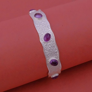 Bracelet jonc ajustable fait main en améthyste texturé géométrique, plaqué argent/or/or rose, bijou tendance et affirmé - Product Image 1