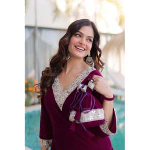 Conjunto de Top y Pantalón de Terciopelo con Bordado Zari y Espejos, con Batwa, para Fiestas - Product Image 1