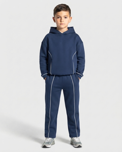 Ensemble de survêtement personnalisé pour garçons, bleu marine avec détails contrastants, en molleton de coton respirant et doux, comprenant un sweat à capuche et un pantalon de survêtement à jambes larges, fabricant OEM et ODM - Product Image 1