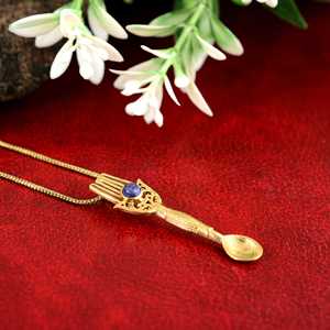 Pendentif cuillère plaqué or avec pierre saphir, collier vintage en alliage, bijoux de mode unisexe - Product Image 2