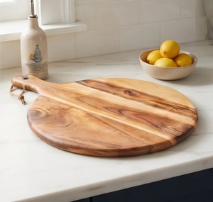 Planche à découper ronde artisanale en bois d'olivier naturel avec poignée et corde de suspension - Product Image 5
