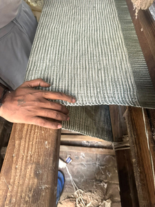พรมพื้นที่ขนาด 60x90 ซม. ลายพู่สีเขียว ดีไซน์ทันสมัย ผลิตจากโพลีโพรพิลีน ทออย่างดี กันลื่น เป็นมิตรกับสิ่งแวดล้อม เหมาะสำหรับปูพื้นและทางเข้าบ้าน ใช้ภายในอาคาร - Product Image 4