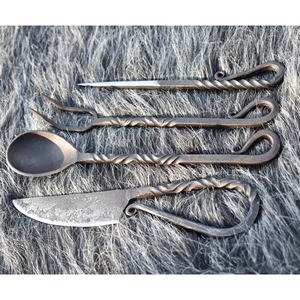 Ensemble de couverts médiévaux anciens, forgés à la main, en fer rustique, 4 pièces - Product Image 1