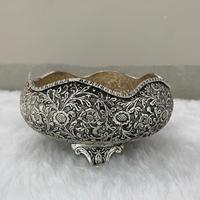 Urli à motifs floraux ondulés sculptés avec précision