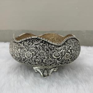 Urli à motifs floraux ondulés sculptés avec précision - Product Image 3