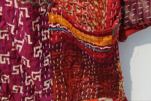 Chaqueta Kantha de retales de algodón puro cosida a mano con 2 bolsillos delanteros abrigo largo bohemio para mujer - Product Image 6