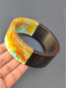 Bracelet jonc en résine écologique fait main, forme artistique moderne, bijou de mode, objet de collection, vert, noir, blanc, modèle moulé - Product Image 1