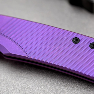 Navajas plegables con mango acanalado morado, hoja afilada con revestimiento negro, pomo azul y clip de bolsillo a juego para uso diario al aire libre EDC U - Product Image 6