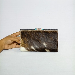 Cartera Larga de Cuero Genuino Hecha a Mano con Grabado, Cartera de Mujer con Diseño Geométrico Bohemio y Cierre de Hebilla - Product Image 3