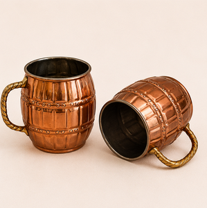 Mug à Moscow Mule en cuivre pur, forme baril, fait main, avec poignée en laiton, pour cocktails et soirées. - Product Image 6