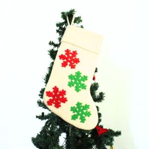 Calcetín Navideño de Fieltro de Lana con Copos de Nieve Rojos y Verdes, Diseño Blanco Hecho a Mano y Ecológico para Decoración Navideña - Product Image 2