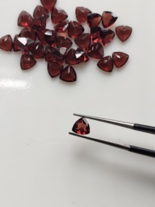 Granat rouge naturel 6 mm, taille triligne, qualité supérieure, pierre précieuse en vrac pour la fabrication de bijoux - Product Image 1