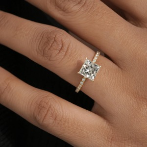 Anillo de Diamante Cultivado en Laboratorio con Corte Princesa, Diseño Moderno, en Oro Amarillo de 14K, con Certificado IGI y Claridad VVS - Product Image 2