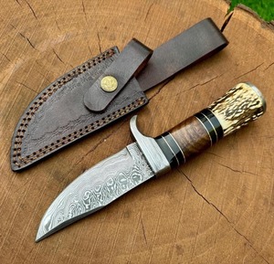 Couteau de chasse artisanal en acier Damas, lame fixe à pointe tombante, manche en bois avec accents en corne, étui en cuir - Product Image 5