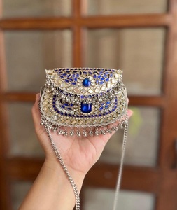 Magnifique pochette de mariage en mosaïque métallique plaquée or Kundan avec broderie artisanale complexe de pierres et de perles, forme personnalisée - Product Image 5
