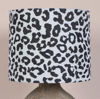 Lampe de table contemporaine en bois avec abat-jour en tissu imprimé léopard, lumière chaude, usage résidentiel