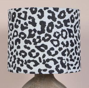 Lámpara de Mesa de Madera Contemporánea con Pantalla de Tela con Estampado de Leopardo, Luz Cálida, Uso Residencial - Product Image 4