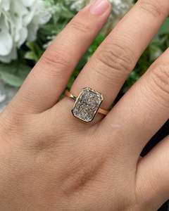Anillo de Compromiso con Diamante Radiante de Laboratorio de 3 Quilates con Corte Esmeralda y Banda Eternity en Oro de 18K, Certificado IGI - Product Image 5