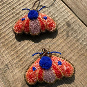 เครื่องประดับแขวนผีเสื้อลูกปัดแก้วแบบถักลายแมลงประดับด้วยลูกปัดสีส้ม & สีน้ำเงินสำหรับผนังต้นไม้ Boho หรือเป็นของขวัญจากโรงงานอินเดีย - Product Image 4