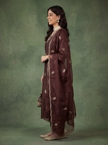 Conjunto de 3 Piezas de Kurta, Pantalón y Dupatta de Chifón Tejido Premium para Mujer |   Ropa Étnica India Lista para Usar, Completamente Cosida, con Patrón Sólido - Product Image 1