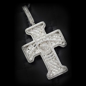 จี้รูปกางเขนเงินชุบโรเดียมประดับเพชรโมอิสซาไนต์ทรงบาแกตต์ VVS  แบบ Iced Out  เครื่องประดับทางศาสนา  ของขวัญสำหรับทุกเพศ  เครื่องประดับฮิปฮอป - Product Image 1