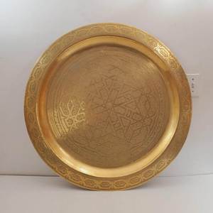 Assiette de présentation vintage en laiton, motif étoile, gravée, style marocain géométrique, pour décoration de table de mariage ou événementiel - Product Image 2
