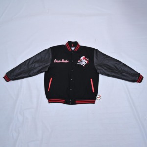Chaquetas Varsity Bordadas Coach Marks para Hombre, Negras con Mangas de Cuero Rojo, Casuales de Otoño, Cuello Camisero, Cierre de un Solo Botón, Alta Calidad - Product Image 5