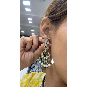 Aretes colgantes de latón chapado en oro de calidad premium y glamorosos para mujer, para ocasiones de boda. - Product Image 1