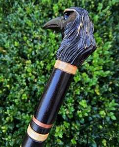 Canne de marche en bois sculptée à la main, design rustique écologique de luxe, tête de corbeau, cadeau de retraite fait main - Product Image 6