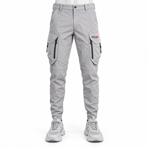 Pantalon cargo utilitaire moderne avec plusieurs poches, construction confortable et silhouette élégante, idéal pour les sorties décontractées en plein air. - Product Image 1