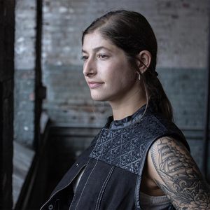 Chaleco Vaquero de Motociclista para Mujer, Modelo MDL4052 'Skelly' en Cuero Negro con Bordado de Calavera, 2025 - Product Image 2