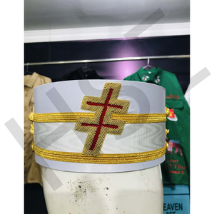 หมวกเมสันสีขาวพร้อมขอบสีทองและปักลายกางเขน - Product Image 1