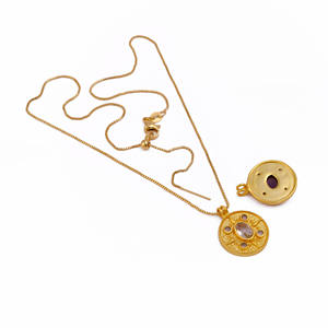 Collar con Medallón de Halo de Esmeralda y Piedra Central Color Rubor en Acabado Dorado de Inspiración Vintage, Joyería para Mujer para Ocasiones Especiales - Product Image 4