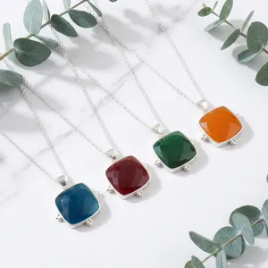 Pendentif fantaisie tendance en forme de coussin en laiton plaqué argent 18 carats avec pierre précieuse de jade naturel, vente en gros, bijoux de mode pour mariage, best-seller - Product Image 6