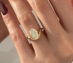 Bague solitaire moderne en diamant avec élégante bande en V, bijou de luxe pour fiançailles, mariage ou anniversaire, design raffiné. - Product Image 1
