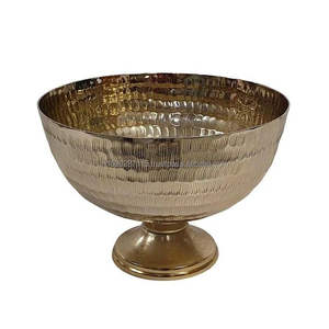 Bol de service en laiton avec motif floral en relief pour une élégante décoration de table de salle à manger traditionnelle - Product Image 4