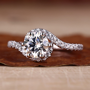Anillo de Compromiso con Halo de Moissanita de Corte Redondo, Banda Trenzada con Diamantes Pavé, Anillo de Novia de Oro Blanco para Mujer - Product Image 5