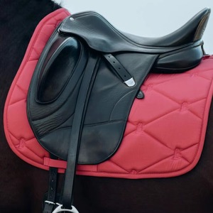 Nouveau modèle 2026 : Tissu équestre élégant en polyester rouge matelassé carré avec sangles, rafraîchissant, respirant, à séchage rapide, personnalisable, haute qualité - Product Image 3