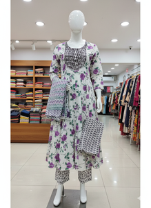 Ensemble élégant Anarkali Kurta à imprimé floral bleu, col brodé complexe, pantalon assorti et dupatta imprimé pour soirée - Product Image 6