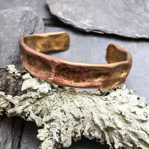 Bracelet manchette unisexe en cuivre pur et agate, fait main, martelé à la main, pour les passionnés de technologie, idéal comme cadeau - Product Image 1