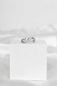 แหวนมอสซาไนต์ 1 กะรัต ทรงปรินเซสและทรงกลม ประดับเพชรสองเม็ด ดีไซน์ Toi Moi สำหรับผู้หญิง เงินแท้ 925 ของขวัญเซอร์ไพรส์สำหรับเจ้าสาว - Product Image 2