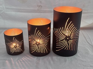 Sonnet Decor – Lot de 3 bougeoirs cylindriques en fer forgé faits à la main, motif floral découpé, résistants à la chaleur, pour décoration intérieure de Noël - Product Image 1