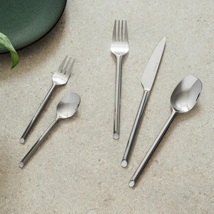 Ensemble de couverts modernes en acier inoxydable robuste, finition miroir, compatible lave-vaisselle - Product Image 1
