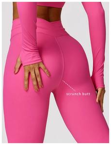 Ensemble de yoga rose 2 pièces personnalisé pour femme, comprenant un soutien-gorge asymétrique à une épaule et un legging à effet froncé aux fesses, en tissu doux à manches longues, idéal pour le fitness et l'entraînement. - Product Image 3