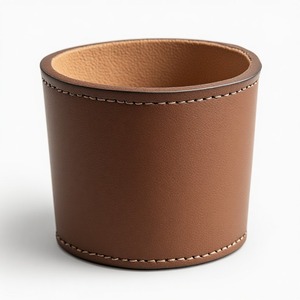 Mini pot en cuir gaufré de luxe, conçu pour une décoration de bureau élégante, avec une texture distinctive et un attrait durable - Product Image 1