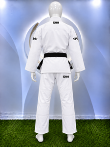 Uniforme de Karate Personalizado, Blanco, de Algodón, para Adultos, Corte Regular, Duradero, con Cinturón Negro y Logotipo en la Manga Izquierda - Product Image 4