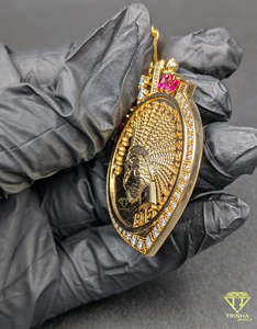 Colgante de Moneda con Cabeza de Indio Iced Out con Piedras Rojas, Amuleto Hip Hop - Product Image 5