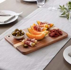 Elegante Tabla de Cortar Rectangular de Madera con Orificio para Colgar, Ideal para Servir Queso, Carne y Fruta - Product Image 2